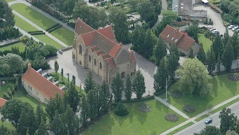 Christianskirken fra oven med Christiansgården til venstre og præstebolig og kirkegårdskontor til højre